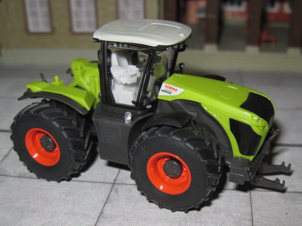Traktor Claas Xerion 4500 - Radantrieb - grün