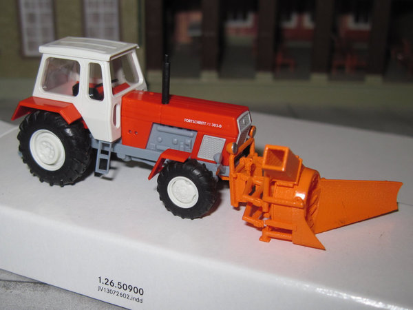 Traktor Fortschritt ZT-303 D Allrad - mit Schneefräse - rot