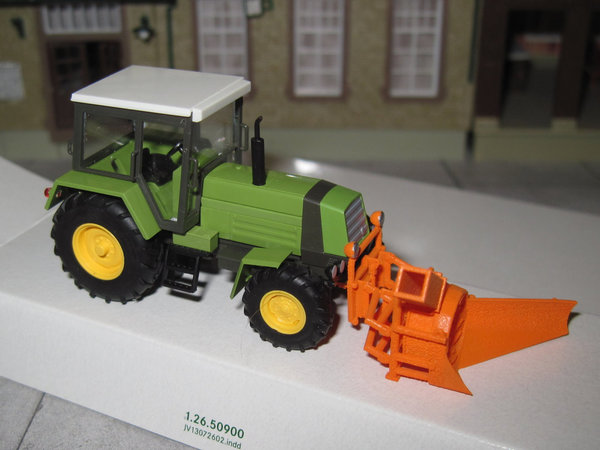 Traktor Fortschritt ZT-323 Allrad - mit Schneefräse - hellgrün